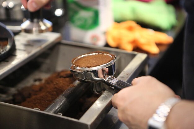 barista preparando café na sala de café