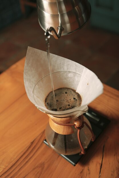 barista preparando café na sala de café