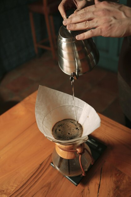 barista preparando café na sala de café