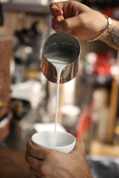 barista preparando café na sala de café