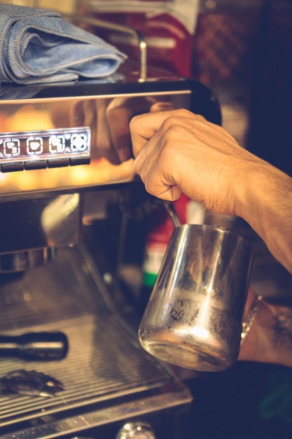 barista preparando café na sala de café