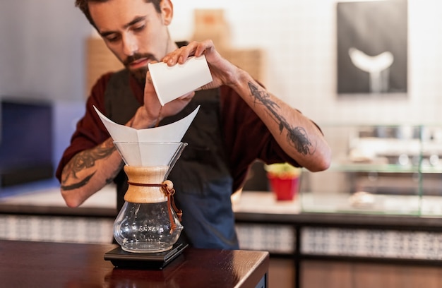 Barista preparando café