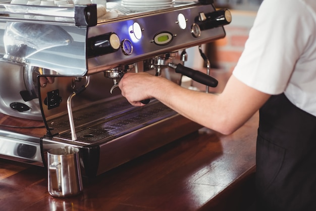 Barista preparando máquina de café