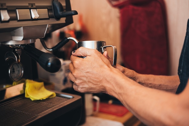 Barista preparando um cappuccino com cafeteira