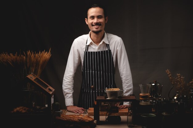 Barista profissional fazendo café expresso para uma xícara de bebida no café, máquina de bebida com cafeína, pessoa servindo água quente com a mão, negócios no café da manhã, aroma fresco na bebida quente