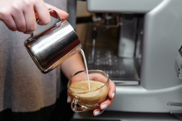 Barista profissional preparando um café