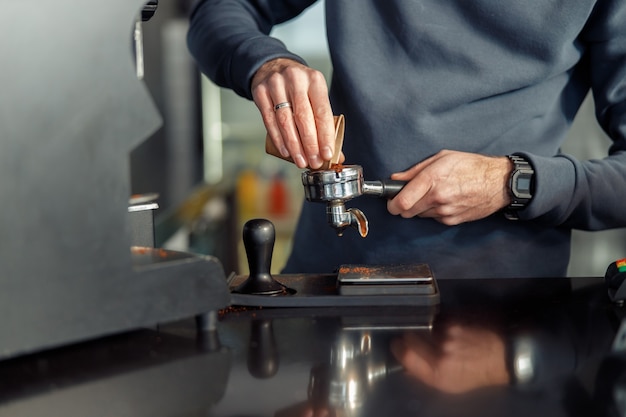 Barista profissional sorridente e feliz em um café