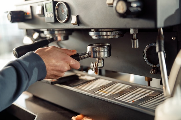 Barista profissional sorridente e feliz em um café