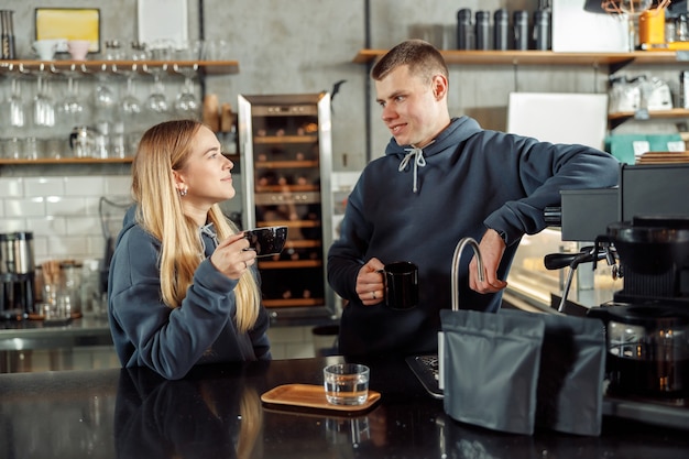 Barista profissional sorridente e feliz em um café