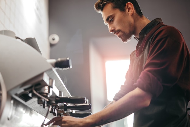 Foto barista profissional trabalhando com cafeteira