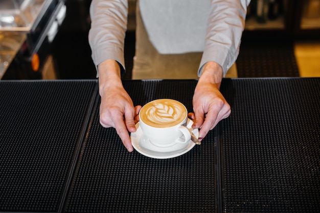 Barista que sirve primer plano delicioso café natural. primer plano de delicioso café.