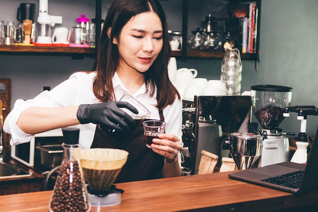 Barista segurando café na cafeteria