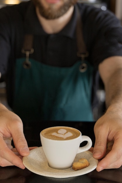 Barista servindo café com leite