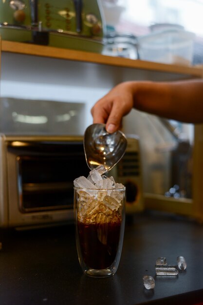 Barista servindo café em copo