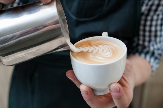 Barista Skills Gießen Milch Cappuccino Tasse Kaffeebar