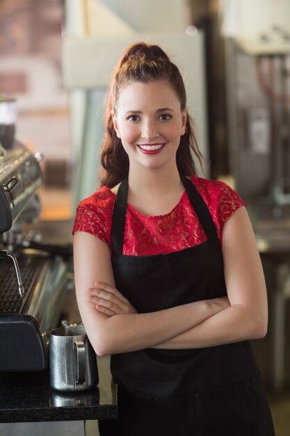 Barista sonriendo a la cámara