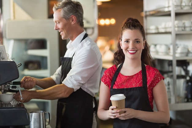 Barista sorrindo para a câmera