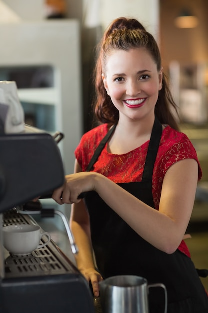 Foto barista sorrindo para a câmera