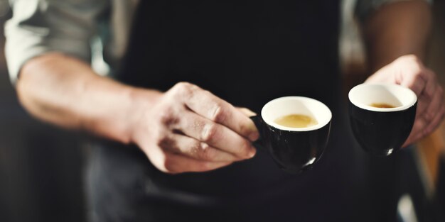 Un barista con tiros de espresso