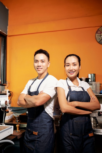 Barista trabajando en cafetería