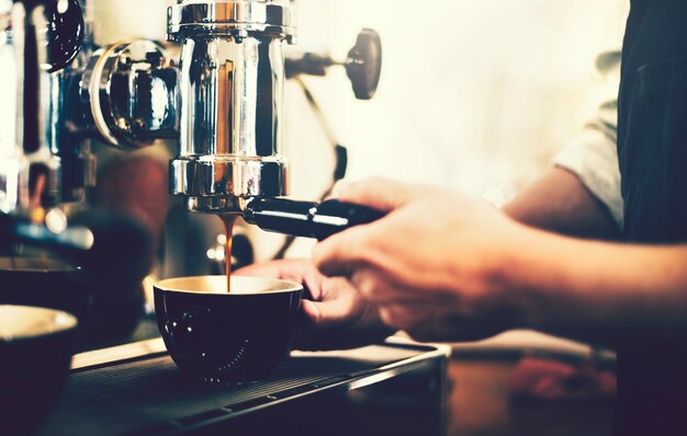 Barista trabajando en una cafetería