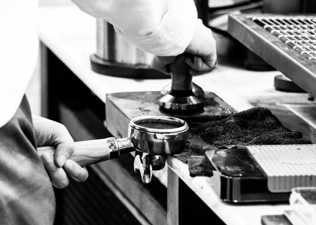 Barista trabajando en una cafetería