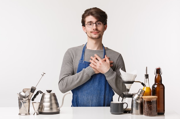 Barista, trabalhador de café e barman conceito. Tocou e satisfeito cara caucasiano no avental trabalhando café, toque o coração e suspirando, olhando para sua alma gêmea entrar na loja, fazer café,