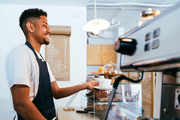 Barista trabalhando em uma cafeteria de bar
