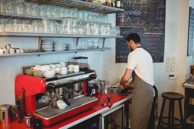 Barista trabalhando no café