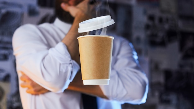 Barista und schwebende Papierschale heißer Kaffee