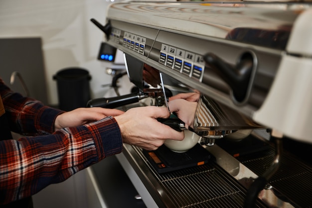 Barista usando una máquina de café para hacer café