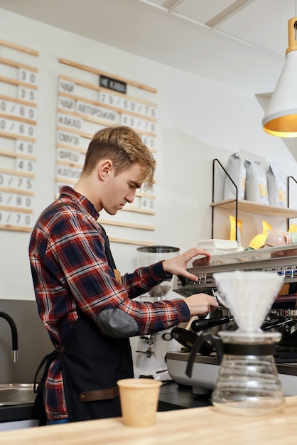 Barista usando una máquina de café para hacer café