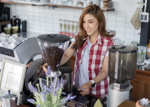 Barista usando máquina de café em cafeteria