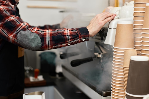 Barista usando uma cafeteira para fazer café na cafeteria