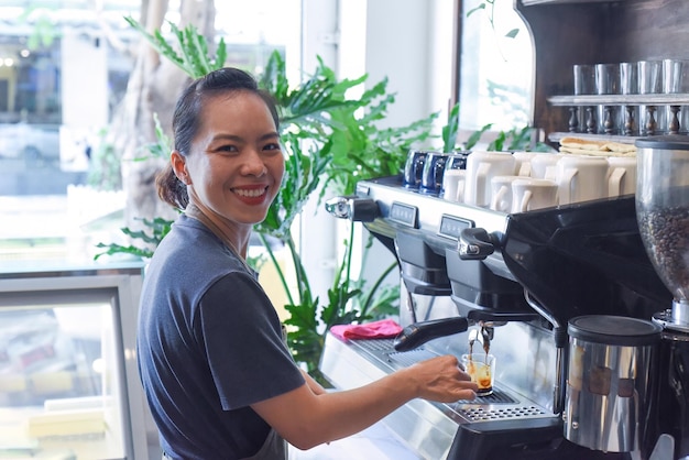 Barista vietnamita haciendo espresso con máquina de café de cerca