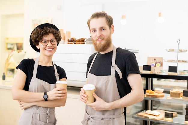 Baristas com copos para viagem