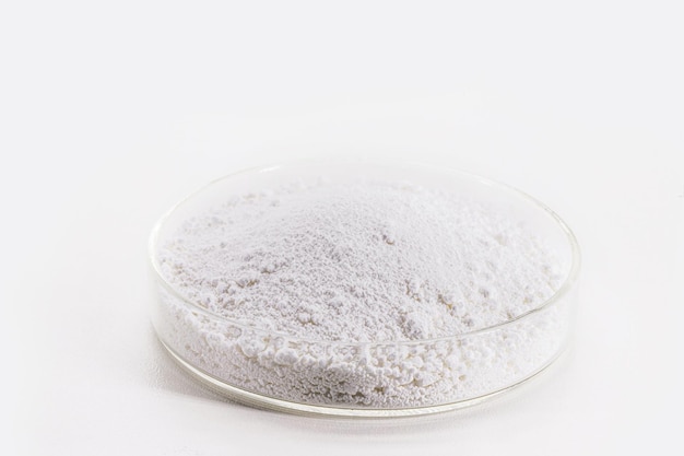 Bariumsulfat, ein weißer kristalliner Feststoff mit der chemischen Formel BaSO₄, wird als Kontrastmittel bei Röntgenverfahren verwendet