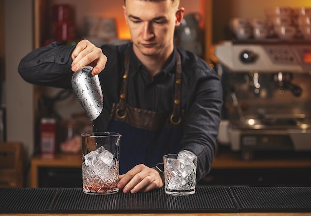 Foto barkeeper bei der arbeit