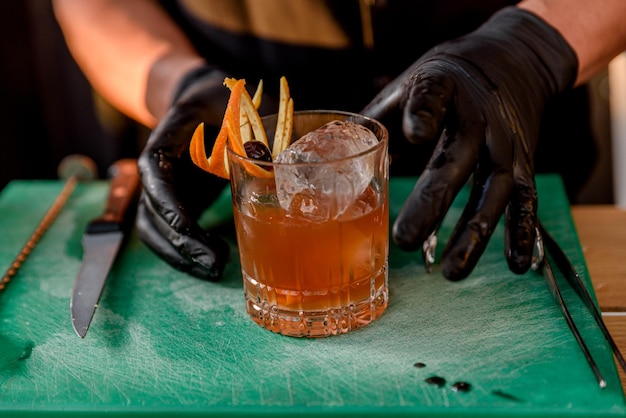 Barkeeper bereitet Cocktails im Barberufskonzept zu und dekoriert sie