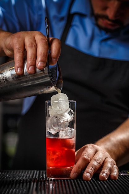 Barkeeper bereitet Cocktails zu