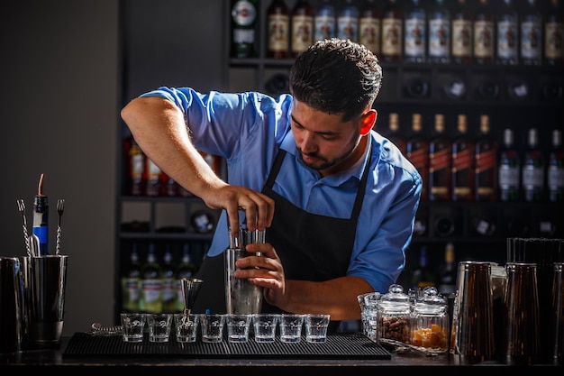 Barkeeper bereitet ein alkoholisches Getränk zu