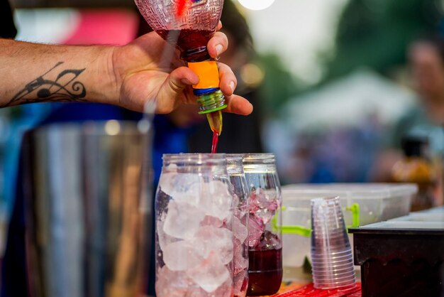 Barkeeper bereitet einen Cocktail zu