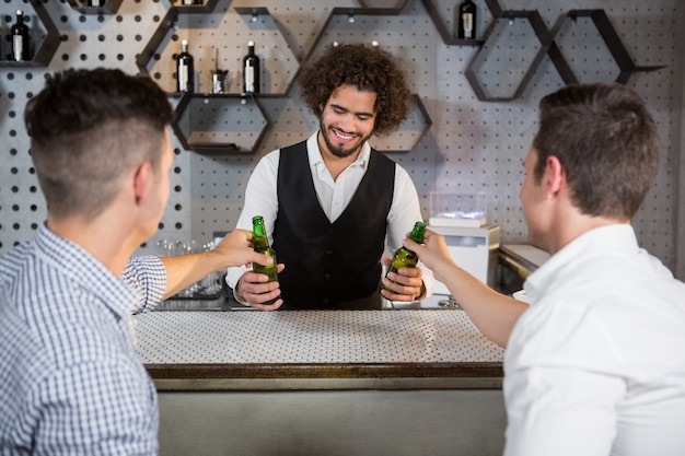 Barkeeper, der den Kunden ein Glas Bier serviert