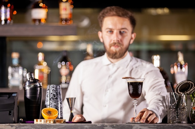 Barkeeper, der Kaffeecocktail in der Lounge-Bar präsentiert. Gute Atmosphäre