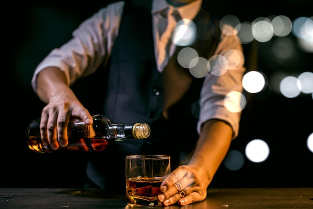 Barkeeper gießt Whisky Whiskyglas schöne Nacht