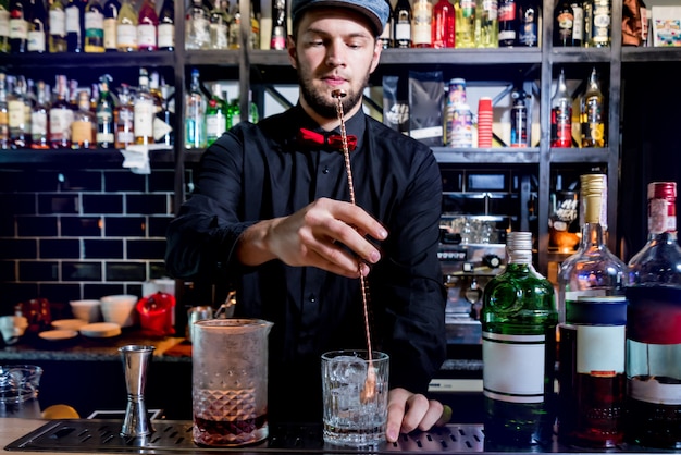 Barkeeper macht Cocktail an der Theke. Frische Cocktails.