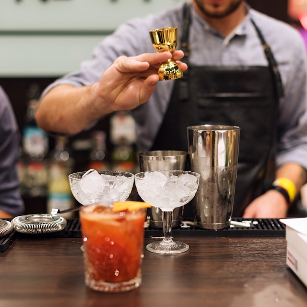 Barkeeper macht Cocktails in einem Club