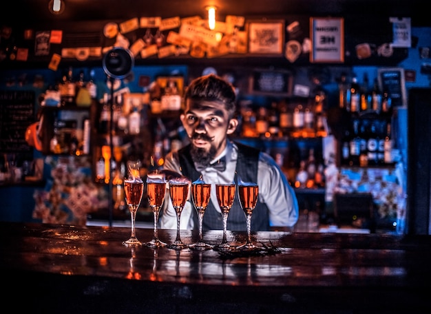 Barkeeper macht einen Cocktail im Bierhaus