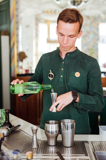 Barkeeper macht einen Cocktail