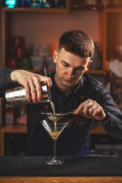 Barkeeper macht einen Cocktail